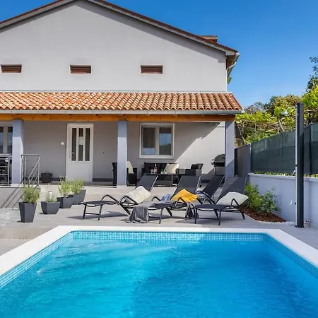 House Katarina Private Heated Swimming Pool 풀라