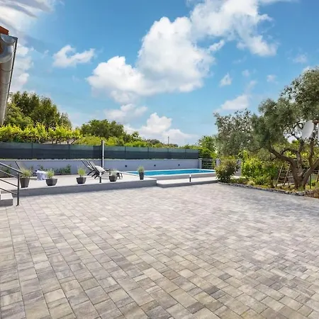 House Katarina Private Heated Swimming Pool